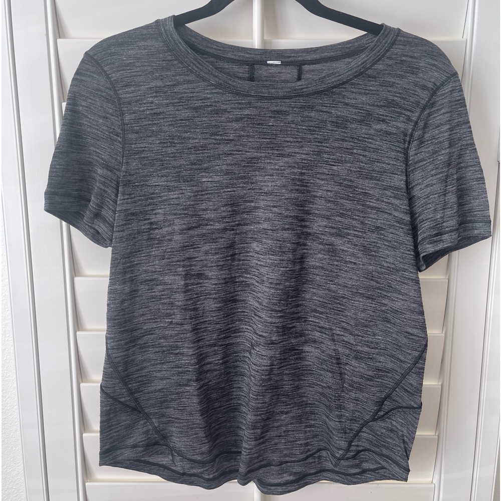 Lululemon Heather Gray running t-shirt in sz 6
